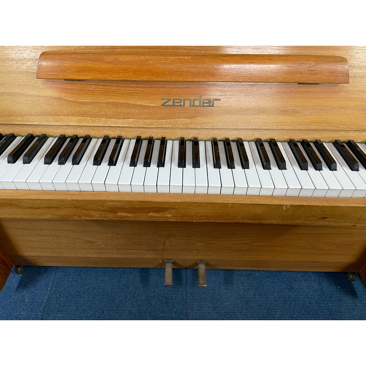 Zender Upright